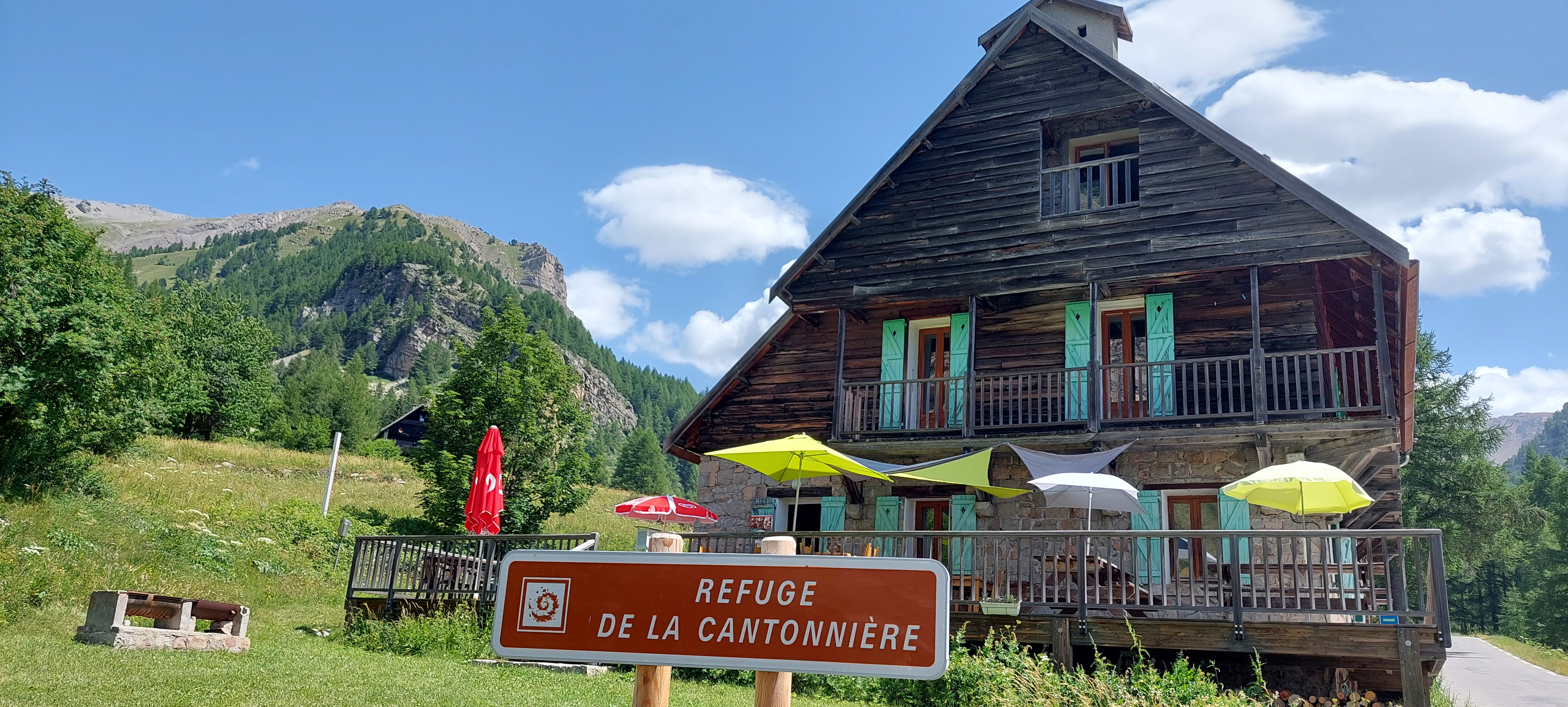 Le refuge auberge entre lac et montagnes