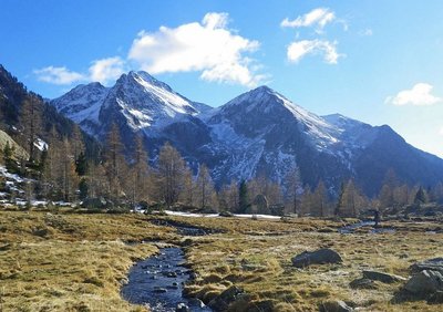 A gauche, la cime de l'Agnellière, (2700 m), et à droite la cime des Juisses, (2580 m), vus depuis les Sagnes près du [...]