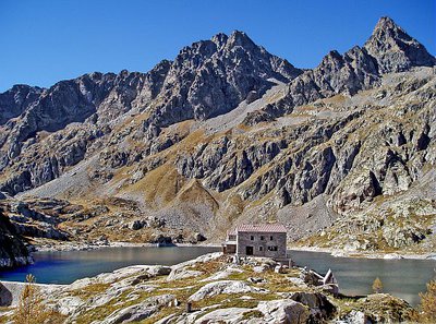 Le lac et le refuge de Valmasque le 16 octobre 2006, la cime de chamineye, (2921 m)