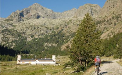 Tête du Claus (2897m), surplombant le refuge de Valasco en été