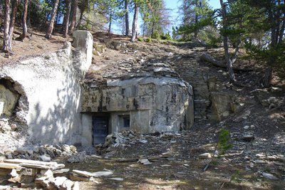 Blockhaus de Serre la Plate. Cet observatoire construit entre 1931 et 1938, et placé dans l’axe du Col de Larche.