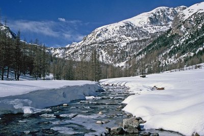 Le vallon et le torrent de Castérino en hiver.