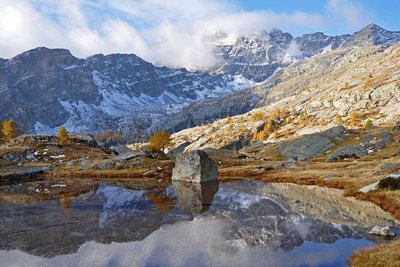 Le mont Bégo, (2872 m), avec un des lacs jumeaux à Fontanalbe, en automne, après le saupoudrage d'une neige automnale