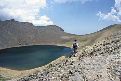 Le lac des Garrets, (2621 m), le Lausson, randonneur. Paysage très minéral.