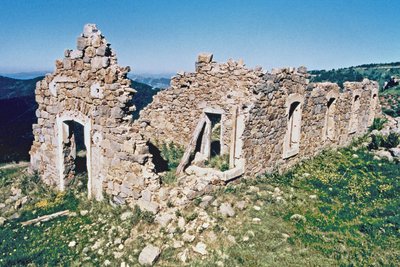 Les ruines de casernement de Cabanes vieilles à l'Authion, (2080 m).