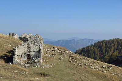 Les  ruines des casernements militaires.