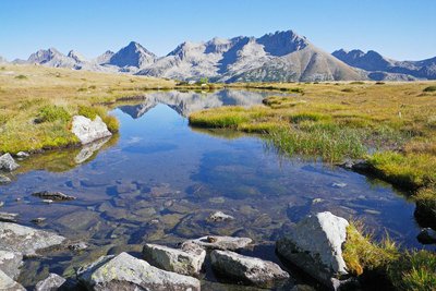 Le lac Barnon au pied de la cime Barnon, (2379), dans le vallon de Mollières en fin d'été, En fond, la Tête du Claus, (2897 m).