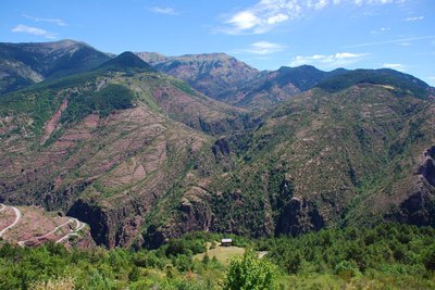 Vue panoramique sur la rive gauche des gorges de Daluis et la clue d'Amen.