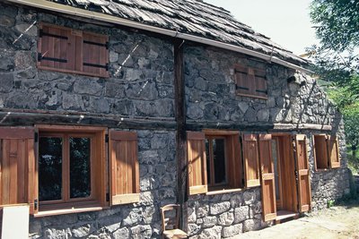 La grande cabane pastorale de Barels (sur la commune de Guillaumes)