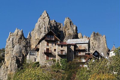 Le village de Péone, les aiguilles calcaires nommées les demoiselles en arrière plan du village.