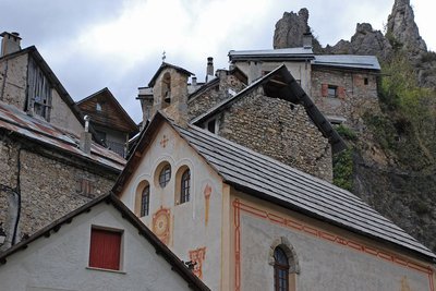 Quelques maisons et la chapelle des Pénitents Blancs à Péone