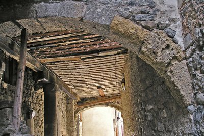 Ruelle en partie couverte dans le village médiéval de Péone.