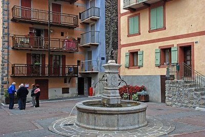 Fontaine et façades colorées place Thomas Guérin à Péone