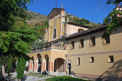 Façade du monastère de Saorge. Chaleur d'un éclairage d'automne.