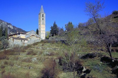 Le clocher imposant et la chapelle romane, "la Madone Del Poggio" à Saorge.