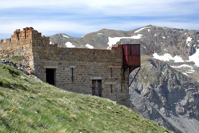 Le fort du Camp des Fourches avec sa tourelle métallique dite « Séré de Rivière ».