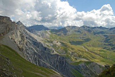 Le Salso-Moreno et ses paysages désertiques en été, roubines et érosion.