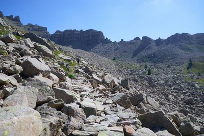 Le vallon de Gorgias, (vallon de la Roche Trouée). Le chemin dallé réalisé lors des travaux de la RTM au début du XXe siècle.