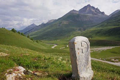 Borne frontière au col de Larche, dans l'Ubayette, commune de Larche, histoire politique et militaire