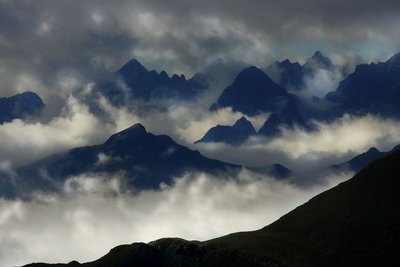 Val Stura, Val Gesso et Tinée, Sommets émergeants d'une mer de nuages. Entre Alpi Marittime et Mercantour ...