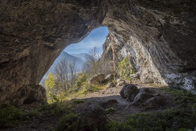 Una delle grotte di Aisone