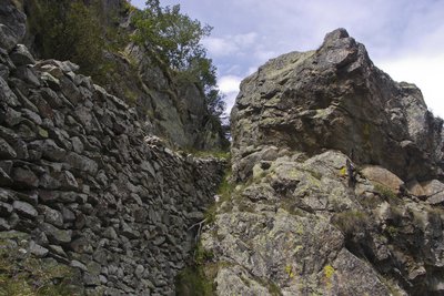 Un muretto della vecchia mulattiera di caccia dei Savoia