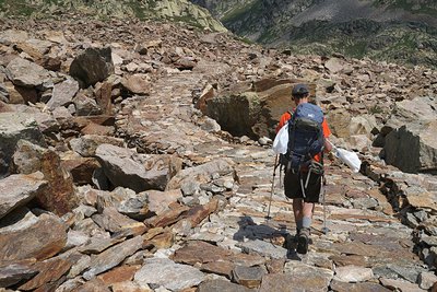 Il tratto lastricato della strada di arroccamento che collega Valscura a Fremamorta