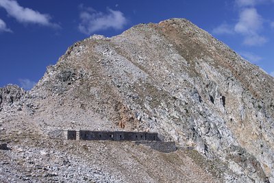 La Casermetta difensiva Colle Fremamorta e la Cima di Fremamorta