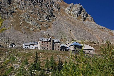 Depuis le vallon, le sanctuaire de la Madone de Fenestre en début d'automne