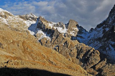 Dans l'ombre à droite le pas du mont Colomb, (2548 m).