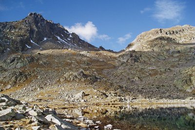 Lac, col et cîme ouest de Fenestre en automne, éclairage automnal.