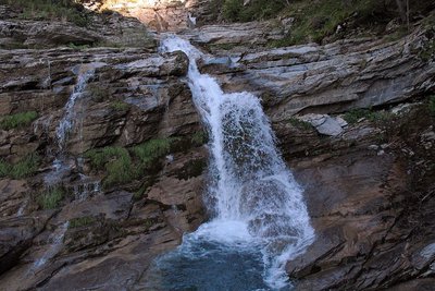 Une cascade sur le haut du cours de la Lance, affluent du Verdon.