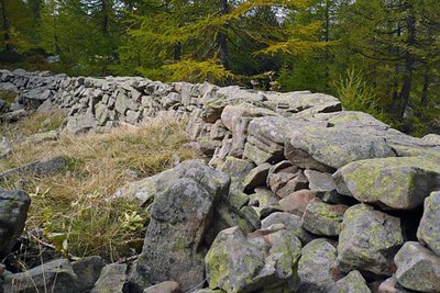 Une portion de sentier en surélévation dans le vallon de la Roche-Trouée. La roche employée sur place est du grès d'annot