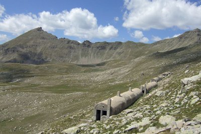 Blockhaus sous le col de Gialorgues dans le vallon de l'Estrop à Entraunes.