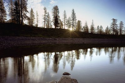 Le lac des Adus, (2130 m), en contre-jour