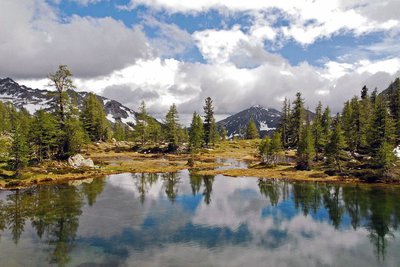 Reflets de nuages dans le lac de Graveirette, (2239 m), le mont Arch la cime de la vallette des Adus, (2449 m)