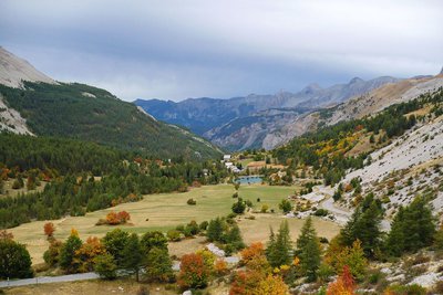 Le plateau d'Estenc en automne vu depuis la route de la Cayolle par temps nuageux