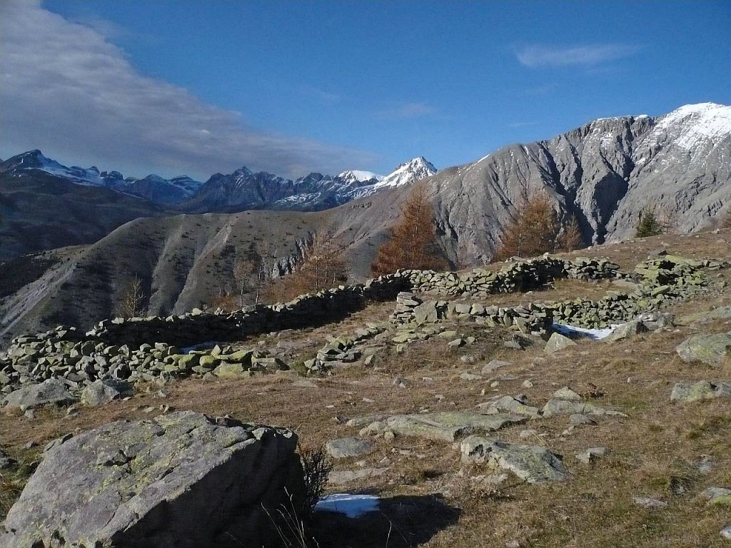 Enclos en pierres, sur la crête de Rougnous à Péone en automne