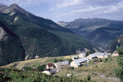 Vue plongeante sur le hameau de Saint-Ours (Meyronnes), sentier de la Rochaille