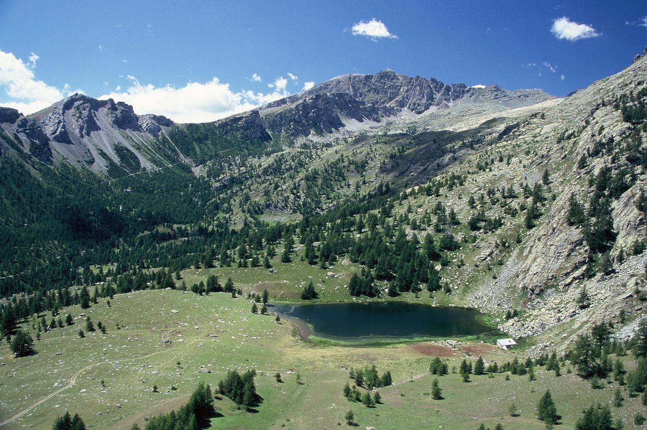 Vue plongeante sur le lac des Grenouilles, Fontanalbe et le mont Bégo