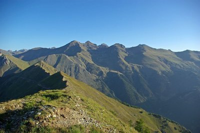 Le Grand et le Petit Capelet, la cime du Diable, depuis l'Authion et ses pelouses alpines.