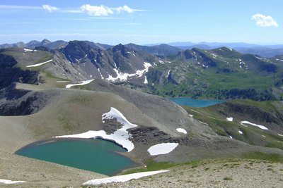 Le lac des Garrets et le lac d'Allos. Les lacs ont un niveau d'eau assez élevé car l'hiver a été enneigé, (névés résiduels).