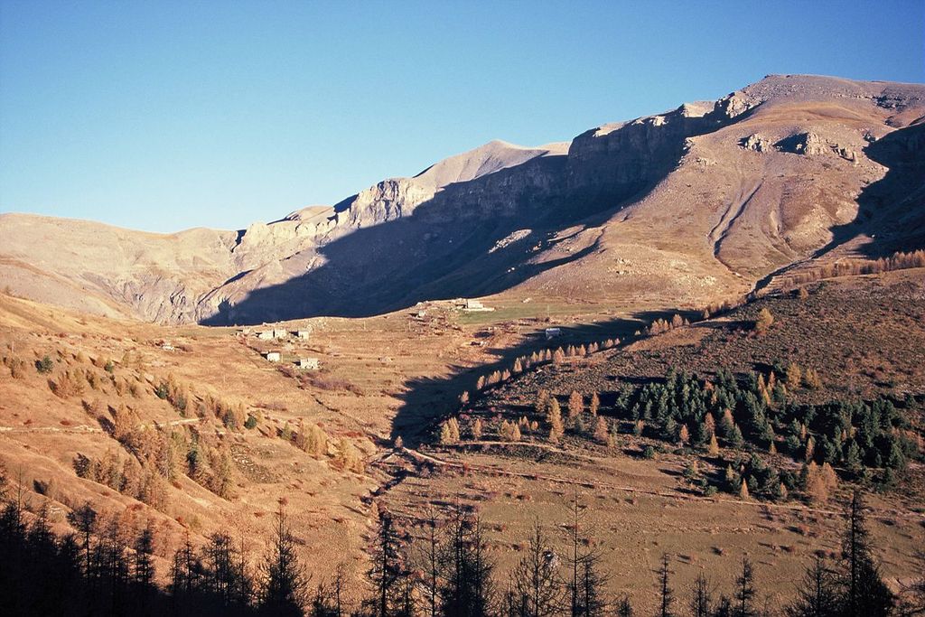 Le hameau de la Colle à Valberg et le mont Démant en automne