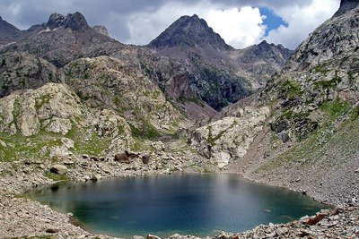 Le lac Niré et la cîme de Chamineye en tout début d'automne.