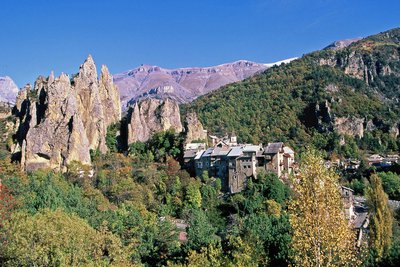 Le village de Péone et ses aiguilles rocheuses nommées les Demoiselles, au mois d'octobre.