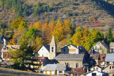 L'église et quelques maisons du village de Beuil en automne