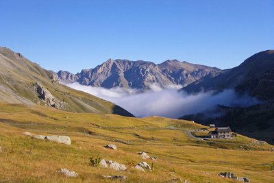 Randonnée col de la Cayolle. Le refuge du col de la Cayolle à la fin du mois d'août.