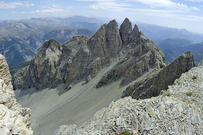 Randonnée Ubaye. Les aiguilles de Pelens en automne dans leur univers minéral de falaises et d'éboulis.