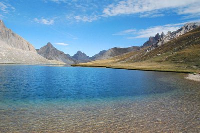 Le lac de l'Oronaye, 2411 m), et le Bec du Lièvre, (2770 m), en fin d'été.