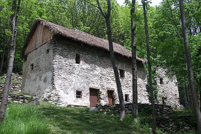 La casa a Tetti Bartola con tetto in paglia di segale